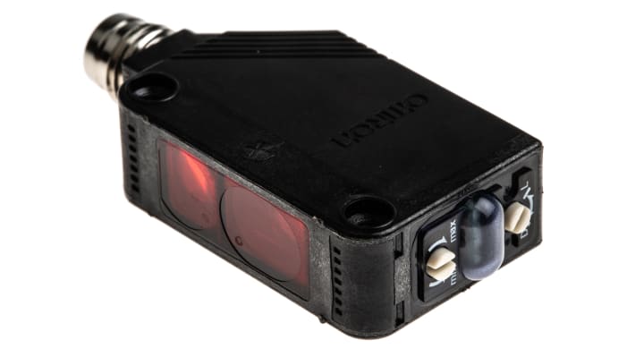 Omron E3Z-LS86, sensore fotoelettrico rettangolare per rilevamento da 20 mm a 200 mm, montaggio a flangia, IP67.