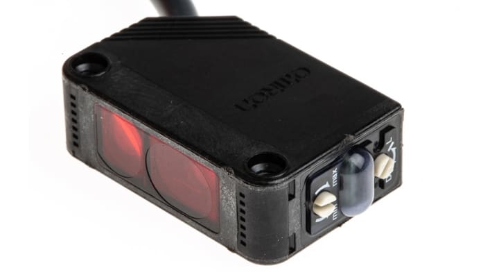 Omron E3Z-LS81 2M, sensore rettangolare per rilevamento distanza 20-200 mm, uscita PNP, IP67, cavo 2 m.