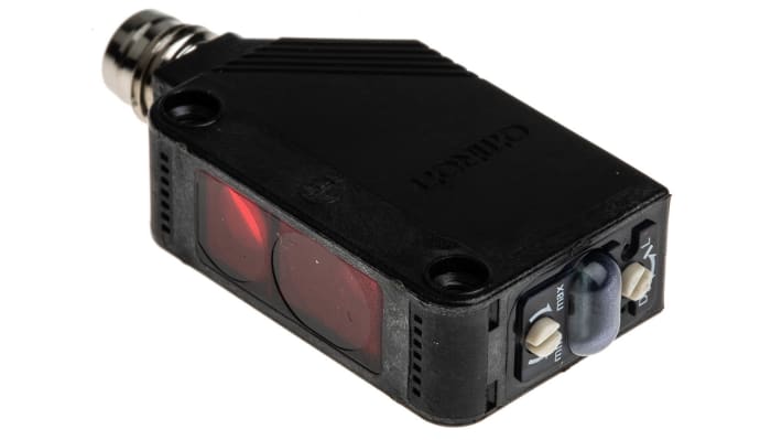 Sensore di distanza rettangolare Omron E3Z-LS66, rilevamento 20-200 mm, uscita NPN, grado di protezione IP67.