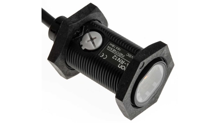 Omron E3FARN122M, sensore fotoelettrico cilindrico a retroriflessione, rilevamento fino a 500 mm, uscita NPN, IP67/IP69K.