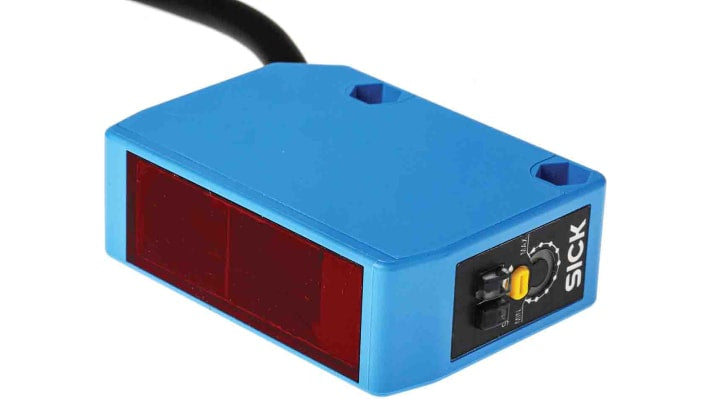 Sensore fotoelettrico rettangolare Sick WL250-2R1531, retro-riflettente, rilevamento 100 mm a 15 m, IP67, montaggio a pannello.