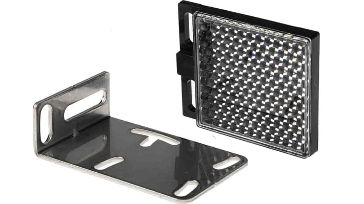 Sensore fotoelettrico rettangolare Sick WL250-2R1531, retro-riflettente, rilevamento 100 mm a 15 m, IP67, montaggio a pannello.