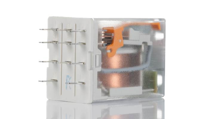 Relè di potenza ABB CR-M, SPDT, bobina 24V cc, montaggio a innesto, dimensioni 21,2 x 27,5 x 35,6 mm.