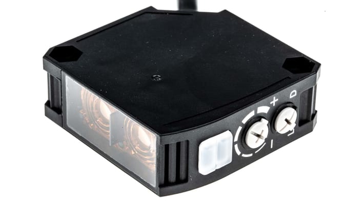 Sensore fotoelettrico rettangolare Omron E3JK-DR12 2M, rilevamento fino a 300 mm, uscita a relè, grado di protezione IP64.