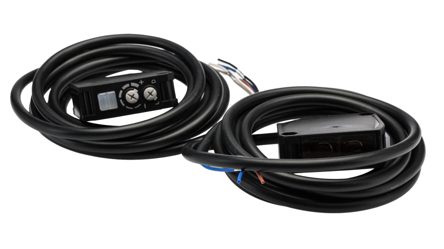 Sensore fotoelettrico Omron E3JK-TR11 2M, rilevamento fino a 40 m, uscita a relè, grado di protezione IP64.