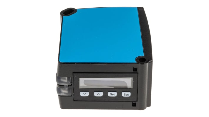 Sensore Sick DS50-P1122, rettangolare con soppressione di sfondo, rilevamento 200 mm - 10 m, montaggio a pannello, IP65.