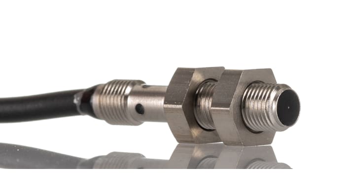 Sensore di prossimità cilindrico PNP Omron E2E-S05S12-WC-B1 2M, rilevamento 1,2 mm, alimentazione 10-30 V c.c., grado di protezione IP67.