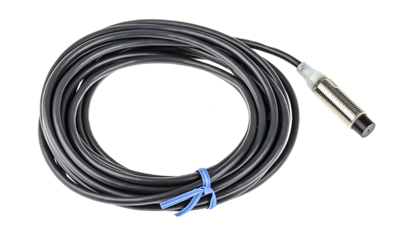 Sensore di prossimità cilindrico PNP Omron E2A-M12KN08-WP-B1 5M, rilevamento 8 mm, alimentazione 12-24 V c.c., IP67, montaggio non a filo.