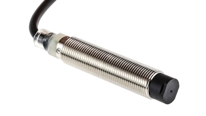 Sensore di prossimità cilindrico PNP Omron E2B-M12LN08-WP-B1 2M, rilevamento 8 mm, IP67, corpo in ottone, lunghezza 53 mm.