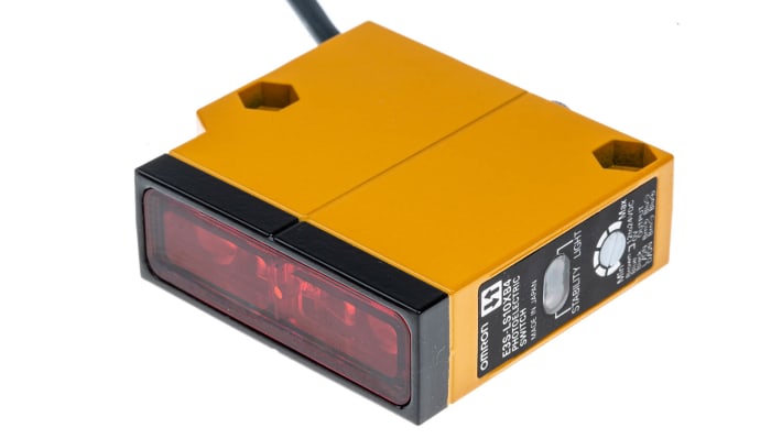 Sensore fotoelettrico rettangolare Omron E3S-LS10XB4, rilevamento 30-100 mm, uscita PNP, IP67, temperatura -25°C/+55°C.