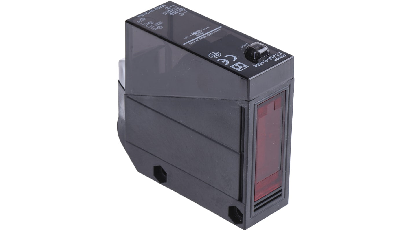 Sensore fotoelettrico rettangolare Omron E3JM-R4M4-US, rilevamento fino a 4 m, uscita relè, IP66, montaggio incluso.