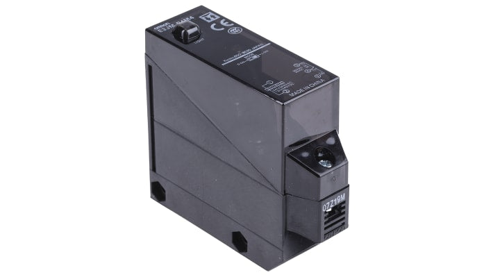 Sensore fotoelettrico rettangolare Omron E3JM-R4M4-US, rilevamento fino a 4 m, uscita relè, IP66, montaggio incluso.