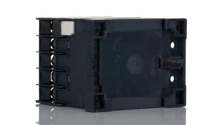 Contattore 3 poli Schneider Electric LP1K0610JD, bobina 12 V c.c., corrente 6 A, montaggio a pannello, dimensioni 58x45x57 mm.