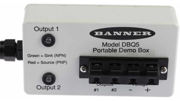 Tester sensore Banner DBQ5, compatibile con sensori induttivi e fotoelettrici, dimensioni 47 x 114 x 62 mm. Alimentato a batteria.