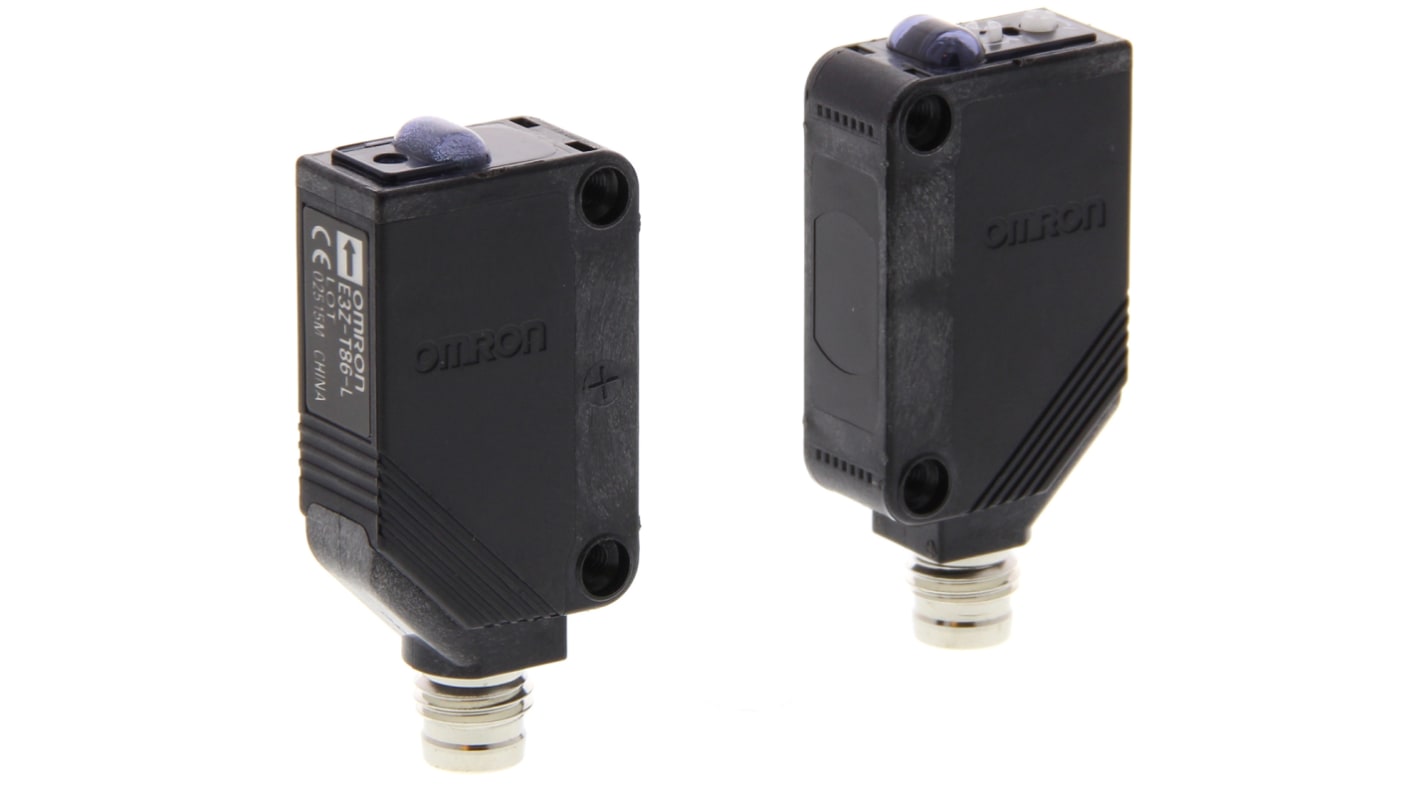 Sensore fotoelettrico rettangolare Omron E3ZT86IL3OMS, rilevamento fino a 15 m, uscita PNP, montaggio filettato, grado di protezione IP67.