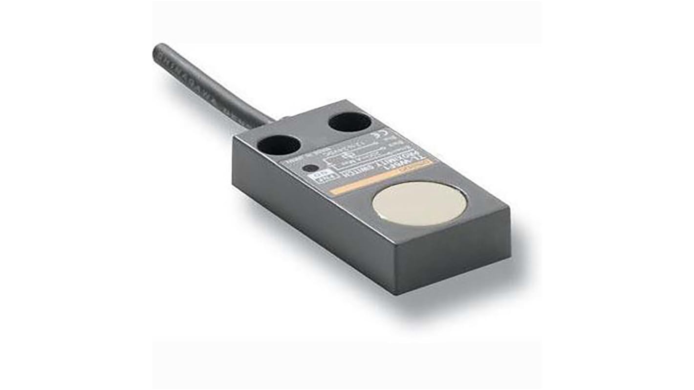 Omron TL-W5E1, sensore di prossimità NPN a parallelepipedo, rilevamento a 5 mm, dimensioni 50x25x10 mm, grado di protezione IP67.