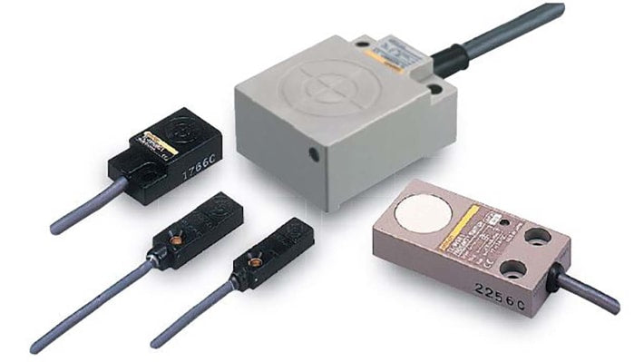 Omron TL-W5E1, sensore di prossimità NPN a parallelepipedo, rilevamento a 5 mm, dimensioni 50x25x10 mm, grado di protezione IP67.