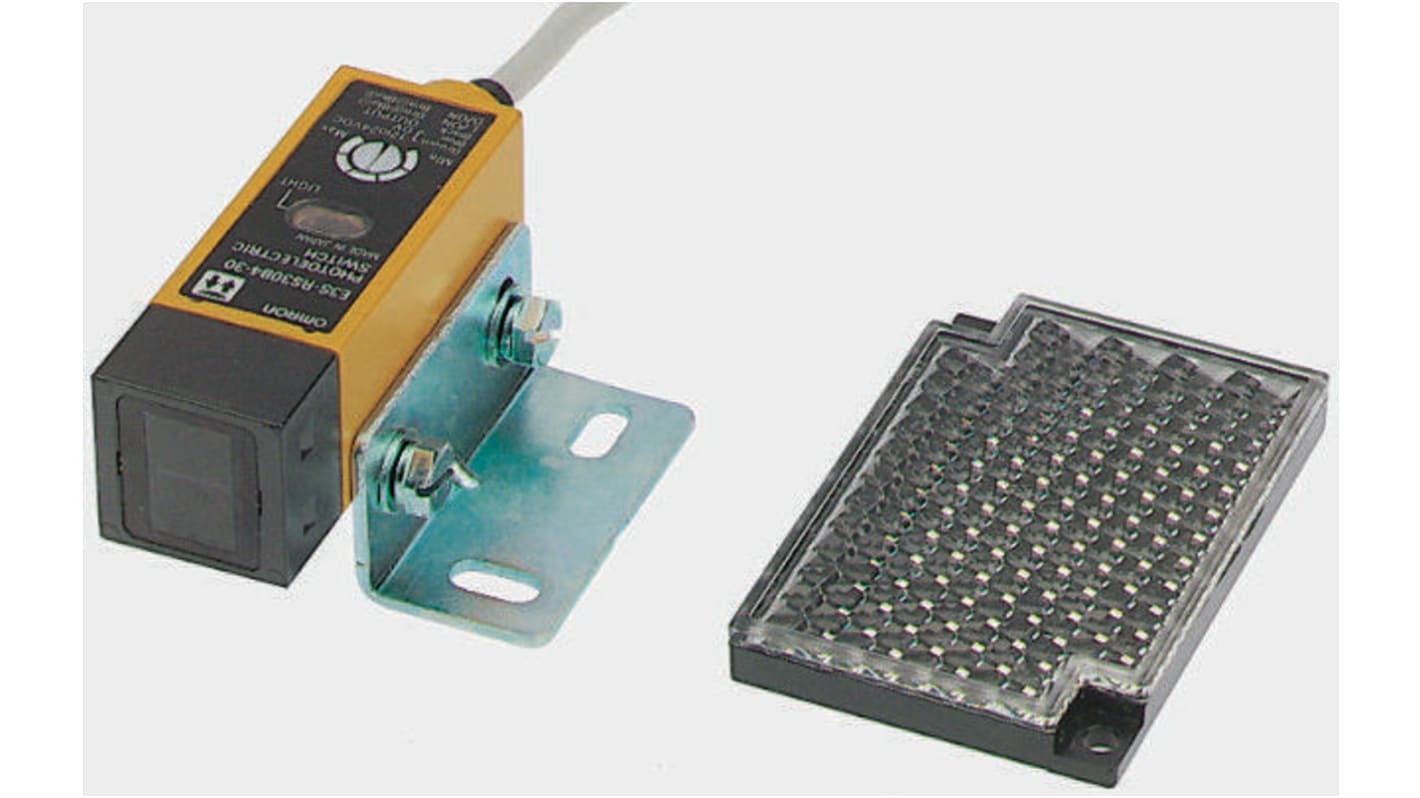 Sensore fotoelettrico Omron E3SRS30E430 a retroriflessione, rilevamento fino a 300 mm, IP67, cavo 2 m, uscita NPN.