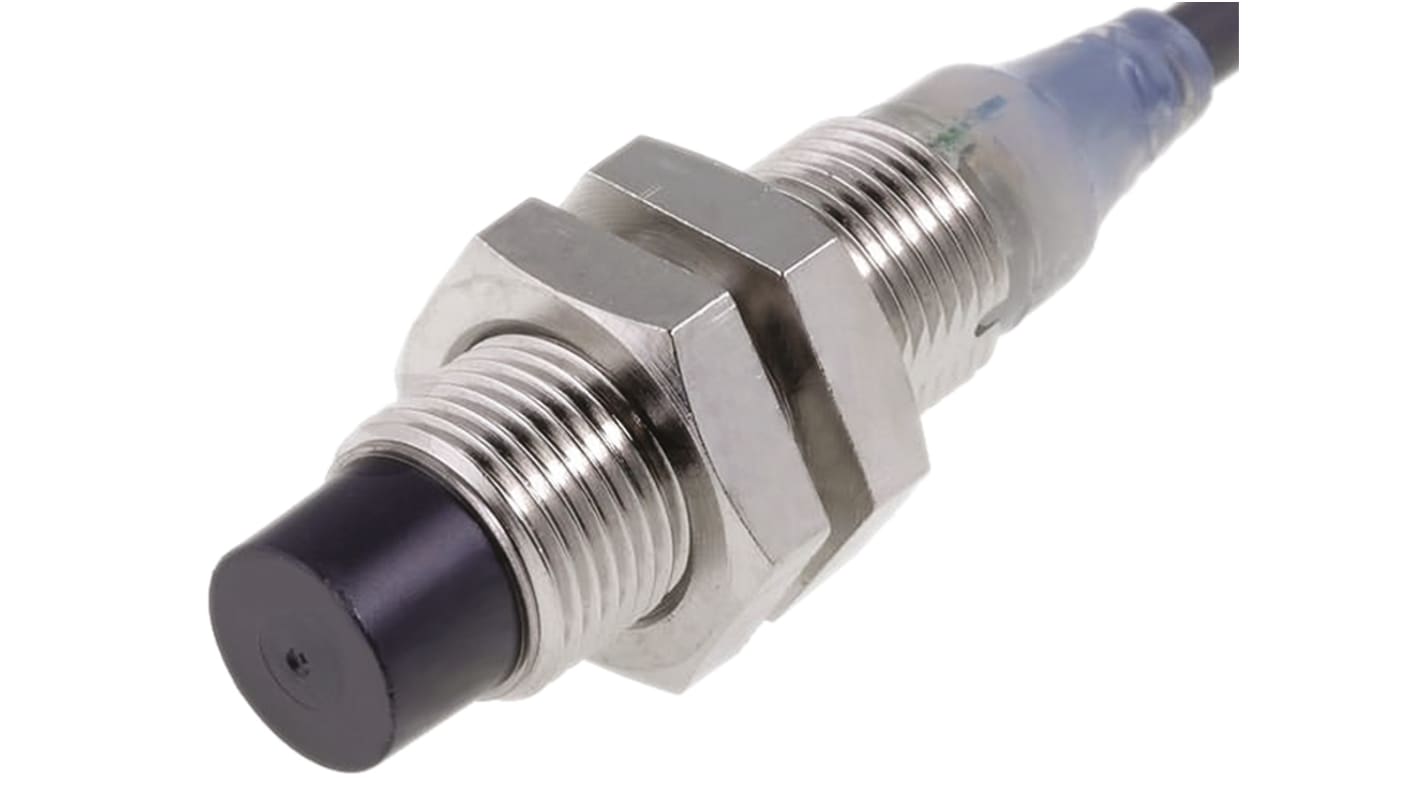 Omron E2AM12KN08WPB12M, sensore di prossimità cilindrico PNP M12 x 1, rilevamento 8 mm, IP67, montaggio non a filo, lunghezza 50 mm.