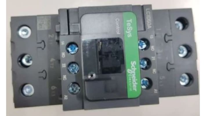 Contattore Schneider Electric LC1D50AM7 3P 80A 22kW 220V c.a. 690V c.a. 2 terminali ausiliari per ambienti industriali critici.