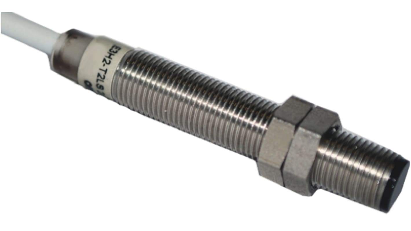 Sensore fotoelettrico cilindrico Omron E3H2-T4B4M 2M, rilevamento fino a 4 m, uscita PNP, grado di protezione IP67.