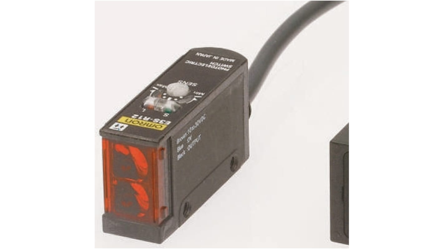 Omron E3SR32, sensore fotoelettrico rettangolare a retroriflessione, rilevamento 100-300 mm, uscita PNP, IP67.