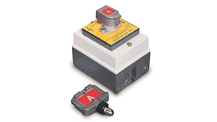 Interruttore di interblocco di sicurezza Allen Bradley Guardmaster 440T-MRKSE110C, custodia in acciaio inox, montaggio su pannello, dimensioni 100x143x80 mm.