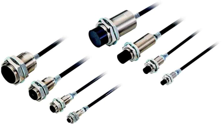 Sensore di prossimità cilindrico PNP M12 Omron E2E-X4B3DL12-M1, rilevamento a 4 mm, IP67, alimentazione 10-30 V c.c.