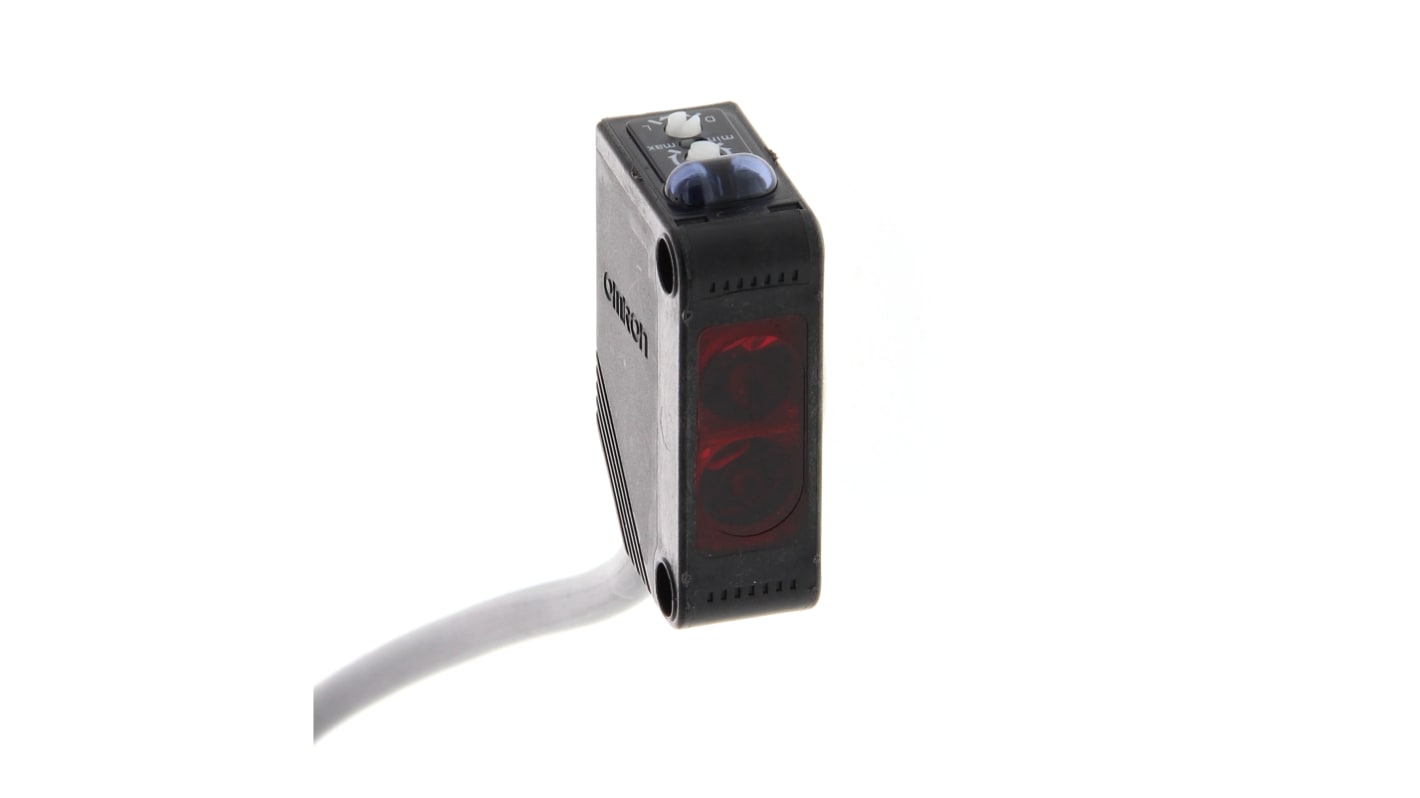 Sensore fotoelettrico Omron E3Z-B82 2M, rettangolare a retroriflessione, rilevamento 100-2000 mm, uscita PNP, cavo 2 m.