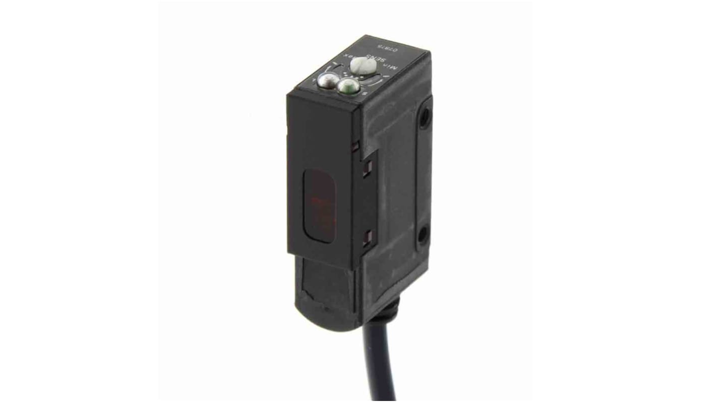 Sensore fotoelettrico rettangolare Omron E3S-AR81, rilevamento a retroriflessione fino a 2 m, uscita PNP, con connettore.
