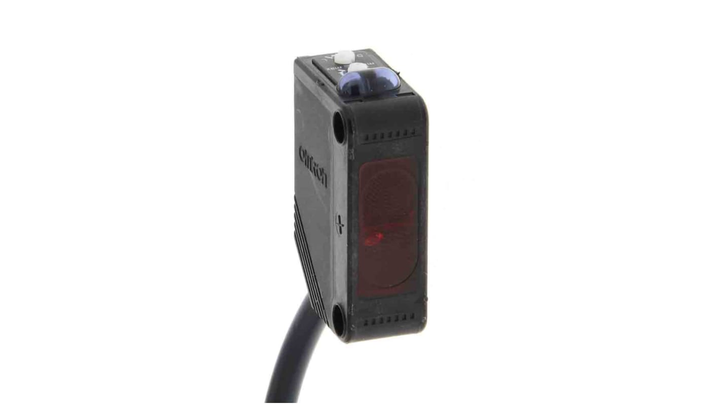 Sensore fotoelettrico Omron E3Z-D81 5M, design rettangolare, rilevamento a riflessione diffusa fino a 100 mm, uscita PNP, IP67/IP69K.