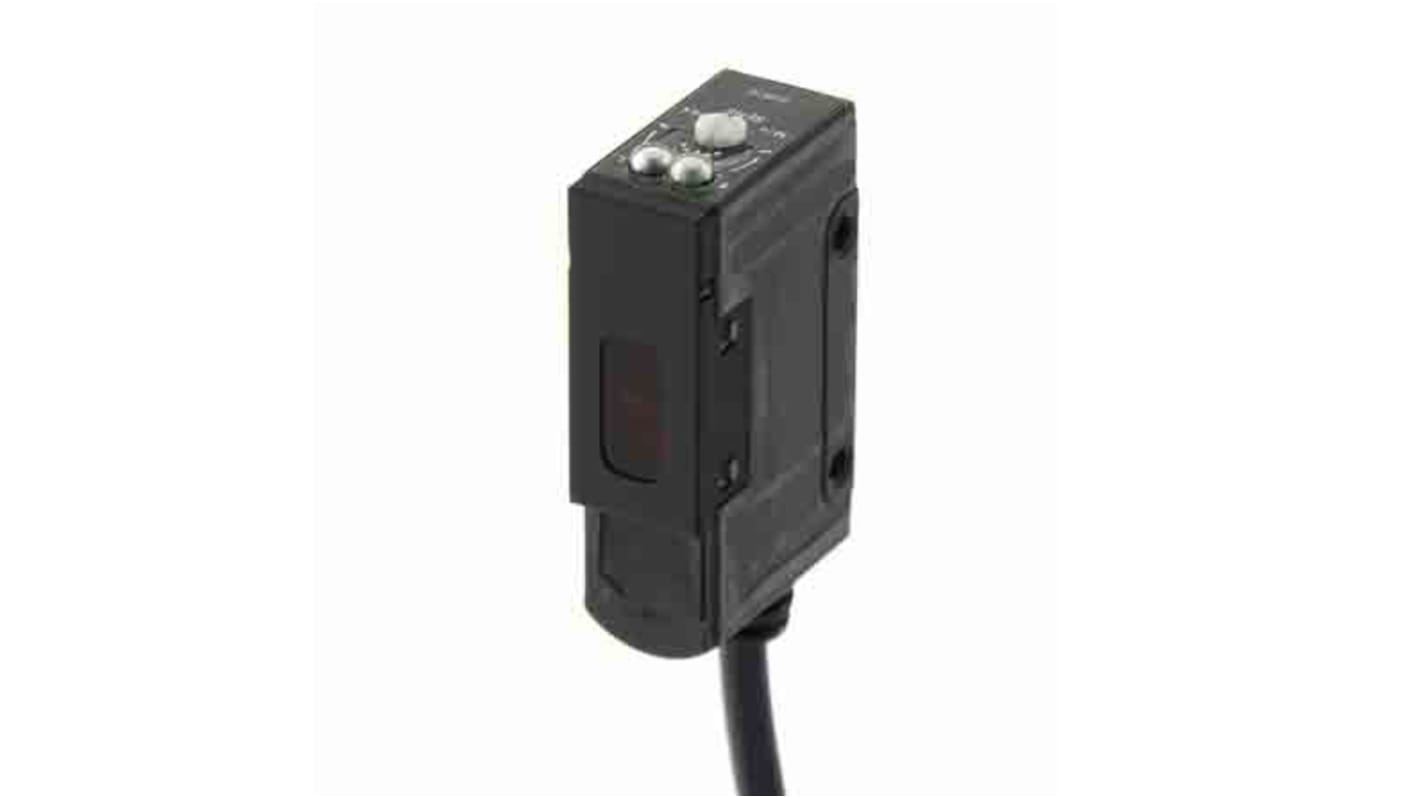 Sensore fotoelettrico rettangolare Omron E3S-AR61 a retroriflessione, rilevamento 2 mm, uscita NPN, grado di protezione IP67.