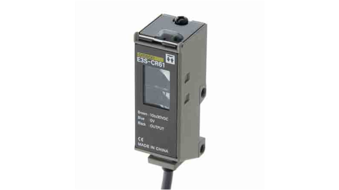 Sensore fotoelettrico rettangolare Omron E3S-CR61 5M, rilevamento fino a 3 m, uscita NPN/PNP, grado di protezione IP67.