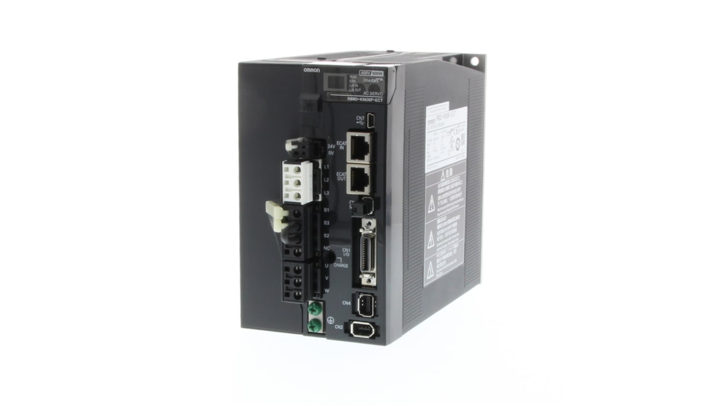 Servocomando trifase Omron R88D-KN06F-ECT, potenza 0,6 kW, alimentazione 400 V, frequenza 2 kHz, encoder 20 bit.