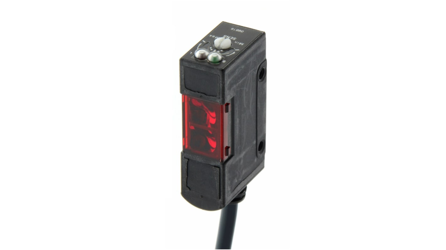Omron E3S-AD83, sensore fotoelettrico rettangolare a diffusione, rilevamento 100 mm, uscita PNP, grado di protezione IP67.