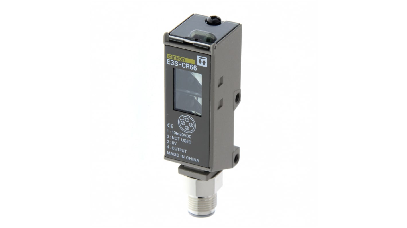 Sensore fotoelettrico rettangolare Omron E3S-CR66 a retroriflessione, rilevamento fino a 3 m, uscita NPN/PNP, grado di protezione IP67.