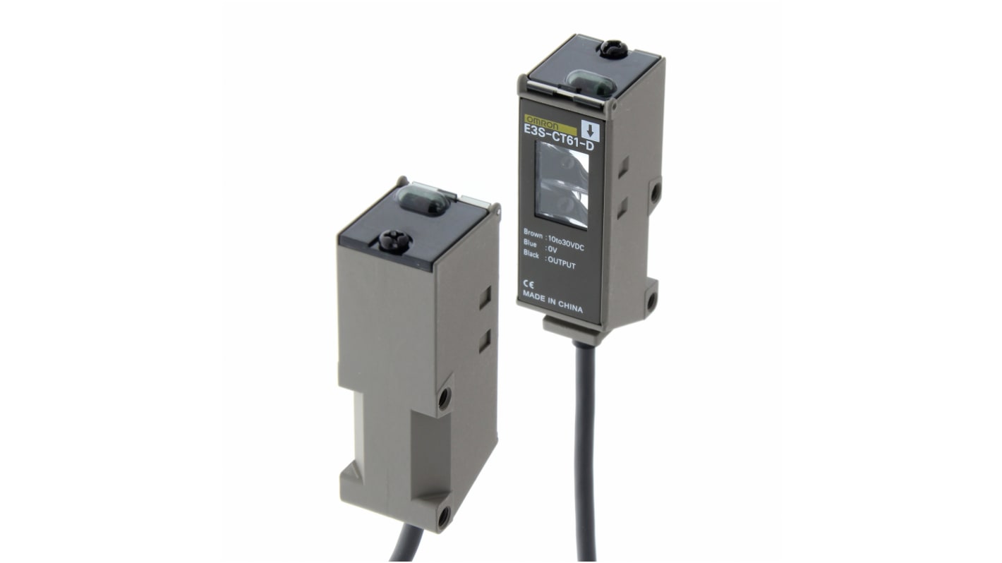 Sensore fotoelettrico rettangolare Omron E3S-CT61 5M, rilevamento fino a 30 m, uscita NPN/PNP, cavo 5 m, IP67.