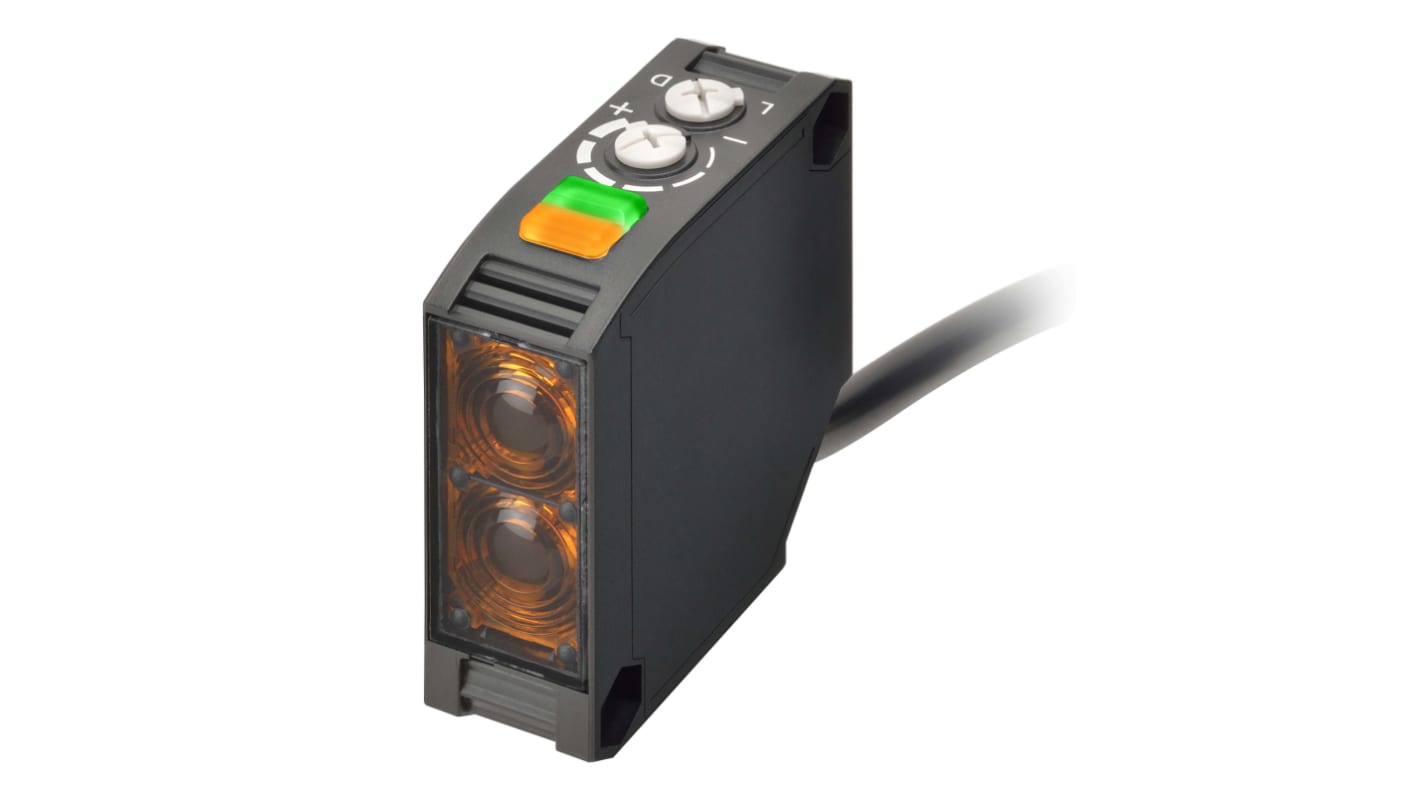 Sensore fotoelettrico rettangolare Omron E3JK-DR13 2M, rilevamento fino a 2500 mm, uscita relè, alimentatore integrato.