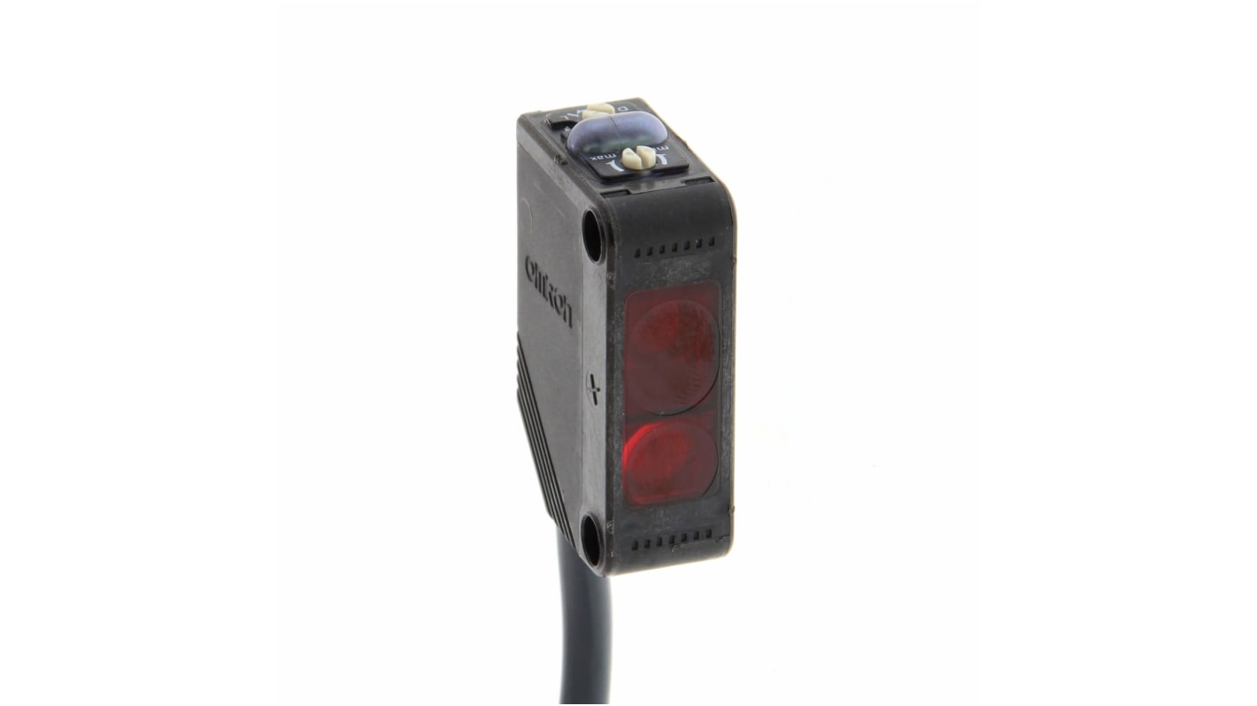 Sensore fotoelettrico rettangolare Omron E3Z-LS61 2M, rilevamento 200 mm, uscita NPN, LED rosso visibile.