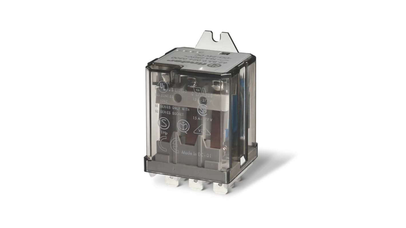 Relè di potenza Finder 3PDT, montaggio su flangia, bobina 24V cc, corrente 16A, design compatto per sistemi di controllo.