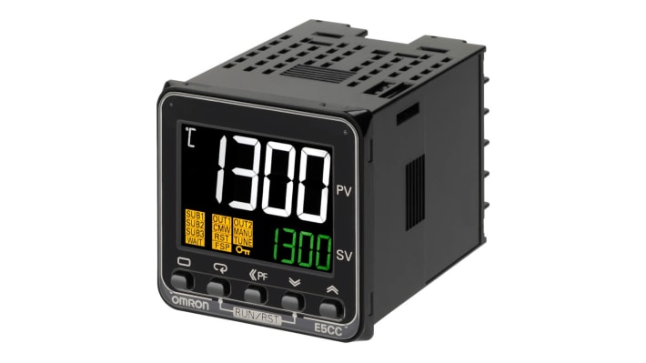 Omron E5CC-RX3A5M-000, regolatore PID digitale 48x48 mm, tensione 100-240 V, display LCD 4 cifre, montaggio a pannello.