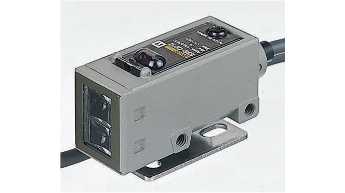 Sensore fotoelettrico rettangolare Omron E3SCD12, rilevamento fino a 2 m, uscita PNP, grado di protezione IP67, cavo di 2 m.
