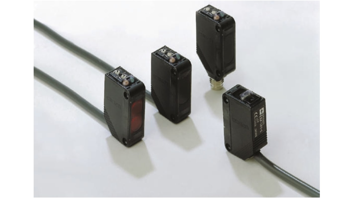 Omron E3ZL86, sensore fotoelettrico rettangolare a diffusione, rilevamento 90 mm, uscita PNP, alimentazione 12-24 V c.c., IP67.