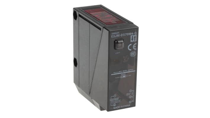 Omron E3JMDS70M4G, sensore fotoelettrico rettangolare a diffusione, rilevamento 700 mm, dimensioni 75x25x68 mm, IP66.