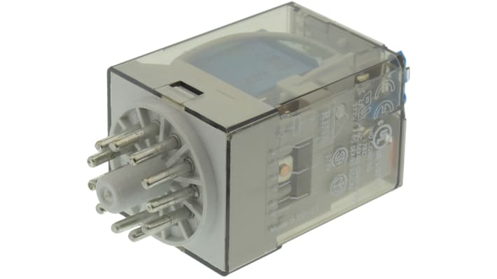 Finder 60.13.9.048.0040, relè di potenza 3PDT a innesto, bobina 48V cc, corrente 10A, dimensioni 32,5 x 36,4 x 54,2 mm.