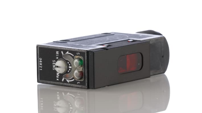 Sensore fotoelettrico rettangolare Omron E3SAR86, rilevamento da 100 mm a 2 m, uscita PNP, grado di protezione IP67.