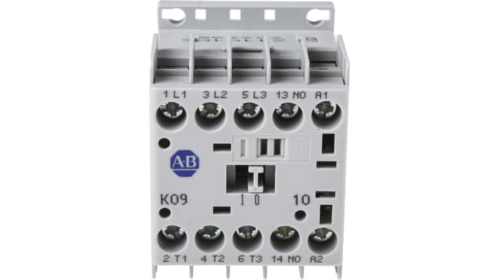 Contattore Allen Bradley 100-K09ZJ10, 3 poli, bobina 24 V c.c., corrente 9 A, dimensioni 108,2 x 44,9 x 82,7 mm.