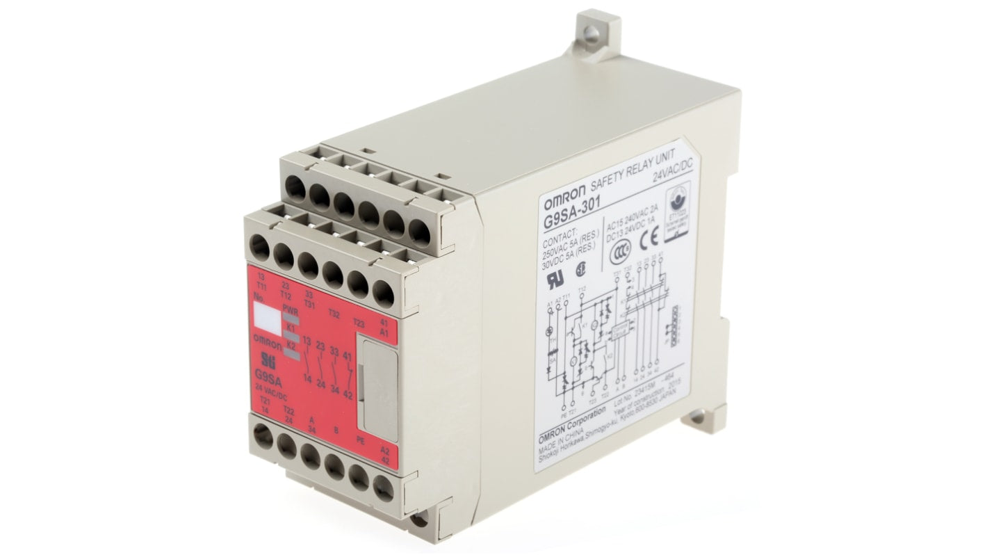 Relè di sicurezza Omron G9SA-301, 24V AC/DC, 3 contatti di sicurezza, montaggio su guida DIN, dimensioni 45x111x76 mm.