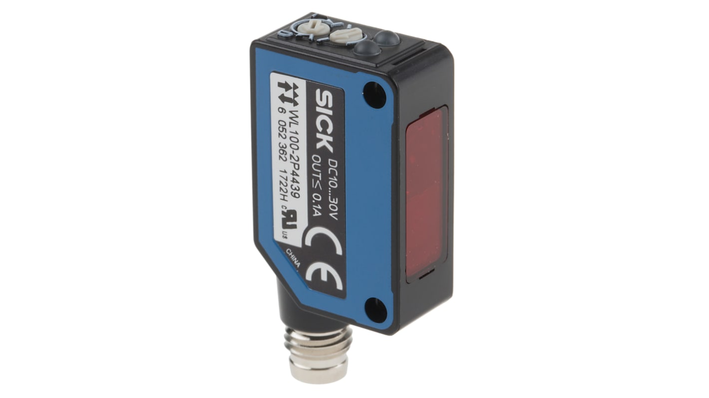 Sensore fotoelettrico rettangolare Sick WL100-2P4439, rilevamento 10 mm a 7,2 m, uscita PNP, IP67, con staffa e riflettore.