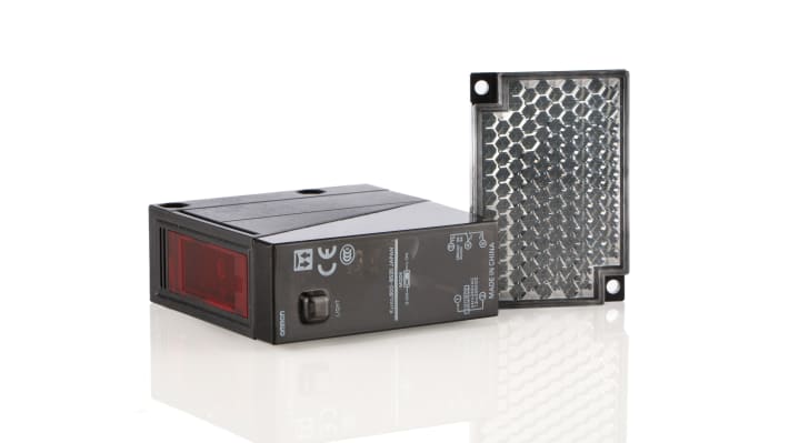 Omron E3JMR4M4TG, sensore fotoelettrico rettangolare a riflessione, rilevamento 4 m, uscita relè 3 A, dimensioni 68x25x75 mm.